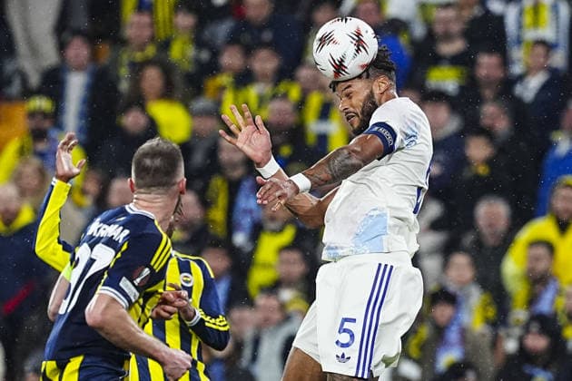 Fenerbahce v Aston Villa - UEFA Europa League ISTANBUL, TURKIYE - JANUARY 22: Milan Skriniar (37) of Fenerbahce in action against Tyrone Mings (5) of Aston Villa during the UEFA Europa League week 7 football match between Fenerbahce and Aston Villa at Chobani Stadium in Istanbul, Turkiye, on January 22, 2026. Agit Erdi Ulukaya Anadolu Istanbul Turkey. Editorial use only. Please get in touch for any other usage.  Copyright: x2026xAnadoluxAgitxErdixUlukayax