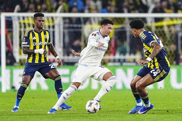 Fenerbahce v Aston Villa - UEFA Europa League ISTANBUL, TURKIYE - JANUARY 22: Jayden Oosterwolde (24) of Fenerbahce in action against Jadon Sancho of Aston Villa during the UEFA Europa League week 7 football match between Fenerbahce and Aston Villa at Chobani Stadium in Istanbul, Turkiye, on January 22, 2026. Agit Erdi Ulukaya Anadolu Istanbul Turkey. Editorial use only. Please get in touch for any other usage.  Copyright: x2026xAnadoluxAgitxErdixUlukayax