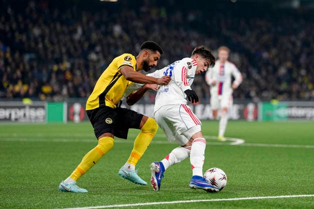 Switzerland UEFA Europa League 2025 26, BSC Young Boys vs Olympique Lyonnais Stadion Wankdorf, Bern Gregory Wüthrich Gregory Wuthrich 5 Young Boys in duel with Afonso Moreira 17 Lyon Bern Stadion Wankdorf Bern Switzerland Copyright: xKjetilxWaberx