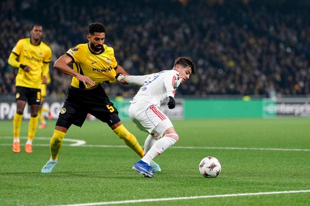 Switzerland UEFA Europa League 2025 26, BSC Young Boys vs Olympique Lyonnais Stadion Wankdorf, Bern Gregory Wüthrich Gregory Wuthrich 5 Young Boys in duel with Afonso Moreira 17 Lyon Bern Stadion Wankdorf Bern Switzerland Copyright: xKjetilxWaberx