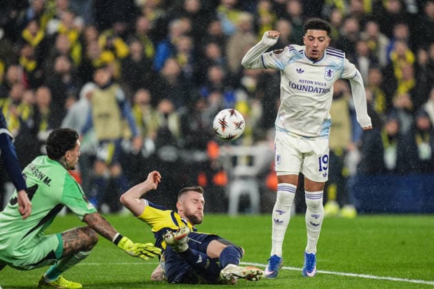 Fenerbahce v Aston Villa - UEFA Europa League ISTANBUL, TURKIYE - JANUARY 22: Milan Skriniar (C) of Fenerbahce in action against Jadon Sancho (R) of Aston Villa during the UEFA Europa League week 7 football match between Fenerbahce and Aston Villa at Chobani Stadium in Istanbul, Turkiye, on January 22, 2026. Cemal Yurttas Anadolu Istanbul Turkey. Editorial use only. Please get in touch for any other usage.  Copyright: x2026xAnadoluxCemalxYurttasx