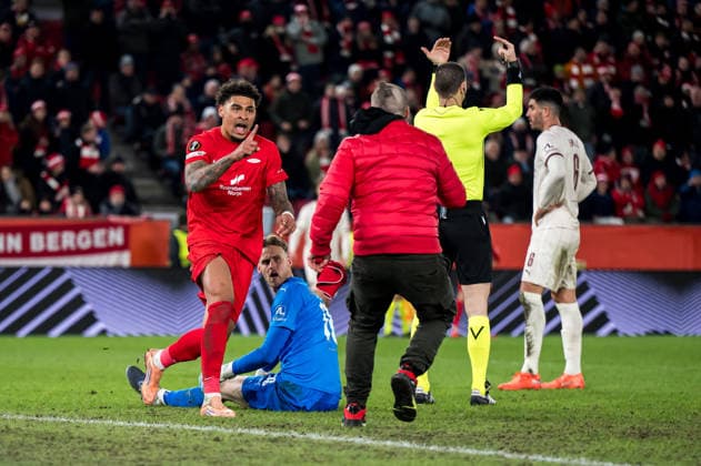 260122 A pitch invader during the UEFA Europa League football match between Brann and Midtjylland on January 22, 2026 in Bergen Photo Marius Simensen BILDBYRAN COP 238 MM0054 bbeng fotboll football soccer fotball uefa europa league brann midtjylland publik  Copyright: MARIUSxSIMENSEN BB260122ZY029