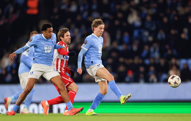 MALMÖ, SWEDEN 20260122 Malmös Theodor Lundbergh and Hugo Bolin challenge Red Stars Aleksandar Katai during Thursdays UEFA Europa League soccer match between Malmö FF and Crvena Zvezda Röda stjärnan at Eleda stadium in Malmö, Sweden, January 22, 2026 MALMÖ SWEDEN x10600x  Copyright: xAndreasxHillergren TTx EUROPA LEAGUE MALMÖ FF - CRVENA ZVEZDA (RÖDA STJÄRNAN)