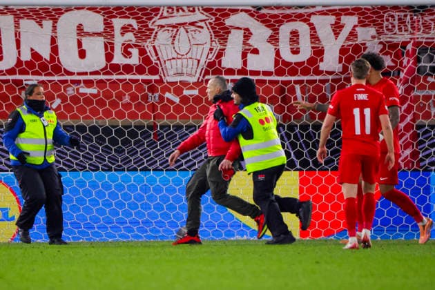 UEFA Europa League SK Brann FC Midtjylland Bergen 20260122 A field walker is taken care of by guards during the UEFA Europa League match between SK Brann and FC Midtjylland at Brann Stadium Photo Paul S Amundsen NTB Bergen Norway EDITORIAL USE ONLY RESTRICTED USE FOR BETTING COMPANIES  Copyright: xPaulxS.xAmundsenx xNTBx