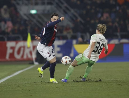 Nadir Zortea of Bologna FC and Daizen Maeda of Celtic Glasgow during the Uefa Europa League 2025 26 season football match between Bologna FC and Celtic Glasgow on 22 January 2026 at â?? Renato Dall Ara Stadium, Bologna, Italy. Photo Nderim KACELI  Copyright: xNderimxKaceli IPAxSportx xipa-agency.netx xx IPA_70427648 IPA_Agency_IPA70427648