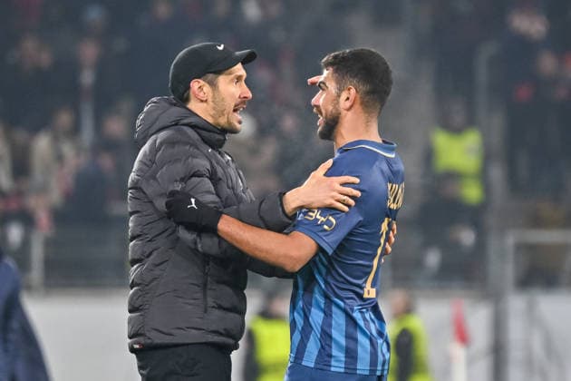 Julian Schuster SC Freiburg, Coach talks to Ben Lederman Maccabi Tel Aviv FC, 23 GER, SC Freiburg Maccabi Tel Aviv, Football, Europa League, Matchday 7, Season 2025 2026, 22 01 2026 GER, SC Freiburg Maccabi Tel Aviv, Football, Europa League, Matchday 7, Season 2025 2026, 22 01 2026 Freiburg Copyright: xEibner-Pressefoto ThomasxHessx EP_THS