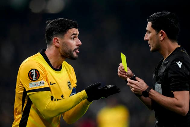 Switzerland UEFA Europa League 2025 26, BSC Young Boys vs Olympique Lyonnais Stadion Wankdorf, Bern Loris Benito 23 Young Boys after receiving a yellow card from referee Aliyar Aghayev Bern Stadion Wankdorf Bern Switzerland Copyright: xKjetilxWaberx
