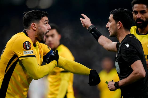 Switzerland UEFA Europa League 2025 26, BSC Young Boys vs Olympique Lyonnais Stadion Wankdorf, Bern Loris Benito 23 Young Boys after receiving a yellow card from referee Aliyar Aghayev Bern Stadion Wankdorf Bern Switzerland Copyright: xKjetilxWaberx