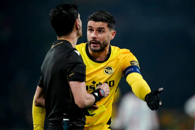 Switzerland UEFA Europa League 2025 26, BSC Young Boys vs Olympique Lyonnais Stadion Wankdorf, Bern Loris Benito 23 Young Boys after receiving a yellow card from referee Aliyar Aghayev Bern Stadion Wankdorf Bern Switzerland Copyright: xKjetilxWaberx
