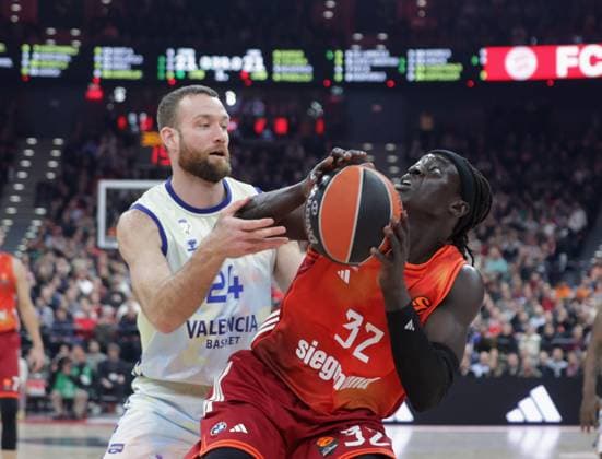 Bayerns 32 Wenyen GABRIEL vs Valencias 24 COSTELLO Basketball Bayern Valencia Euroleague, FC Bayern Basketball Valencia Basket, Round 24, Season 2025 2026, on 22 01 2026 in Munich, S A P G A R D E N, Germany Source Copyright Credit Oryk HAIST xBASKETBALL-BAYERN-VALENCIAx
