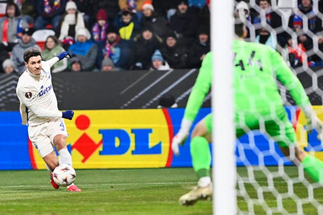 L-R Jakub Kiwior (Porto) and goalkeeper Florian Wiegele (Plzen) in action during the European League of 7th round match Viktoria Plzen vs FC Porto, Pilsen, Czech Republic, January 22, 2026. (CTKxPhoto MiroslavxChaloupka) CTKPhotoP2026012209886  CTKPhotoP2026012209886