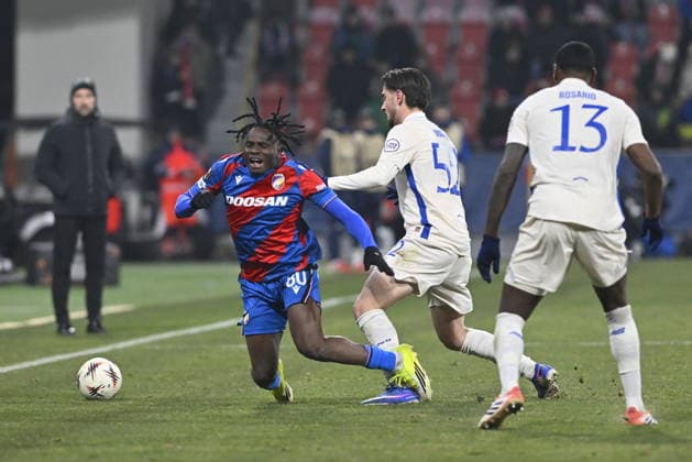 L-R Prince Adu (Plzen) and Martim Fernandes and Pablo Rosario (Porto) in action during the European League of 7th round match Viktoria Plzen vs FC Porto, Pilsen, Czech Republic, January 22, 2026. (CTKxPhoto MiroslavxChaloupka) CTKPhotoP2026012210070  CTKPhotoP2026012210070