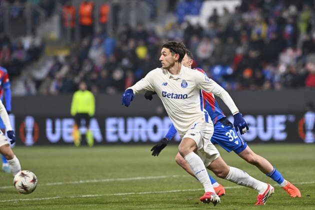 L-R Francisco Moura (Porto) and Matej Valenta (Plzen) in action during the European League of 7th round match Viktoria Plzen vs FC Porto, Pilsen, Czech Republic, January 22, 2026. (CTKxPhoto MiroslavxChaloupka) CTKPhotoP2026012210093  CTKPhotoP2026012210093