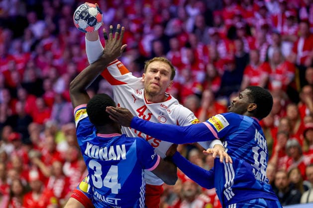 22 01 2026, Handball, Men s EHF EURO 2026, France Denmark, Jyske Bank Boxing in Herning, Denmark, Main Round Simon Bogetoft Pytlick Denmark 43 in duel against Karl Konan France 34 Dika Mem France 10 Denmark
