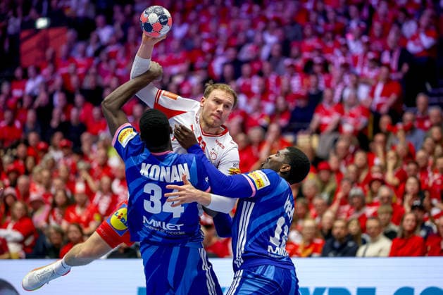 22 01 2026, Handball, Men s EHF EURO 2026, France Denmark, Jyske Bank Boxing in Herning, Denmark, Main Round Simon Bogetoft Pytlick Denmark 43 in duel against Karl Konan France 34 Dika Mem France 10 Denmark