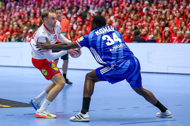 22 01 2026, Handball, Men s EHF EURO 2026, France Denmark, Jyske Bank Boxing in Herning, Denmark, Main Round Mathias Gidsel Denmark 19 in duel against Karl Konan France 34 Denmark