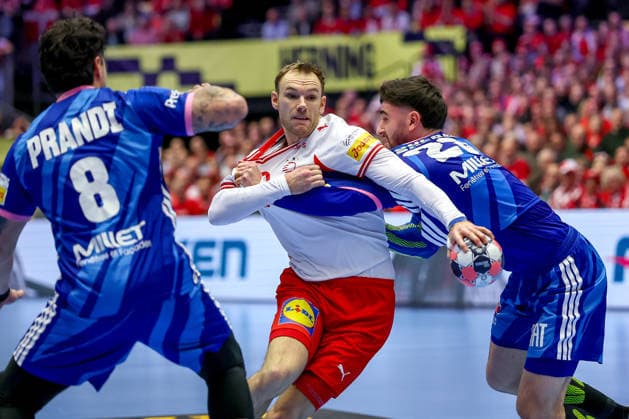 22 01 2026, Handball, Men s EHF EURO 2026, France Denmark, Jyske Bank Boxing in Herning, Denmark, Main Round Mathias Gidsel Denmark 19 in duel against Elohim Prandi France 08 Tom Pelayo France 26 Denmark