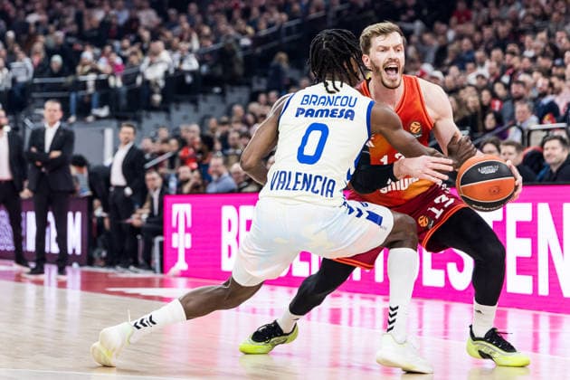 MUNICH, GERMANY - JANUARY 22: Andreas Andi Obst (FC Bayern Muenchen, 13) controls the ball against Brancou Badio (Valencia Basket, 0) during the Turkish Airlines EuroLeague match between FC Bayern Muenchen vs. Valencia Basket at SAP Garden on round 24 of Turkish Airlines EuroLeague on January 22, 2026 in Munich, Germany. Bavaria Germany Copyright: xSteffiexWunderlx