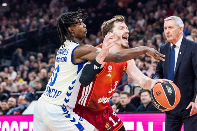 MUNICH, GERMANY - JANUARY 22: Andreas Andi Obst (FC Bayern Muenchen, 13) controls the ball against Brancou Badio (Valencia Basket, 0) during the Turkish Airlines EuroLeague match between FC Bayern Muenchen vs. Valencia Basket at SAP Garden on round 24 of Turkish Airlines EuroLeague on January 22, 2026 in Munich, Germany. Bavaria Germany Copyright: xSteffiexWunderlx