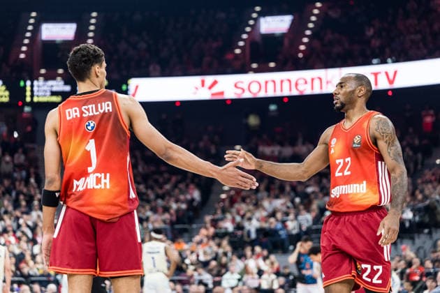 MUNICH, GERMANY - JANUARY 22: Oscar da Silva (FC Bayern Muenchen, 1) and Isiaha Mike (FC Bayern Muenchen, 22) high five during the Turkish Airlines EuroLeague match between FC Bayern Muenchen vs. Valencia Basket at SAP Garden on round 24 of Turkish Airlines EuroLeague on January 22, 2026 in Munich, Germany. Bavaria Germany Copyright: xSteffiexWunderlx