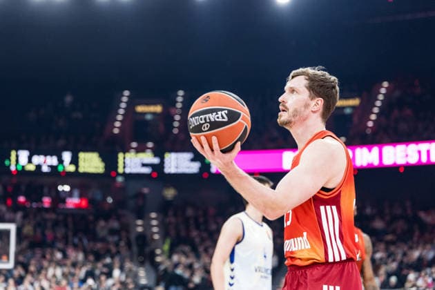 MUNICH, GERMANY - JANUARY 22: Andreas Andi Obst (FC Bayern Muenchen, 13) controls the ball during the Turkish Airlines EuroLeague match between FC Bayern Muenchen vs. Valencia Basket at SAP Garden on round 24 of Turkish Airlines EuroLeague on January 22, 2026 in Munich, Germany. Bavaria Germany Copyright: xSteffiexWunderlx