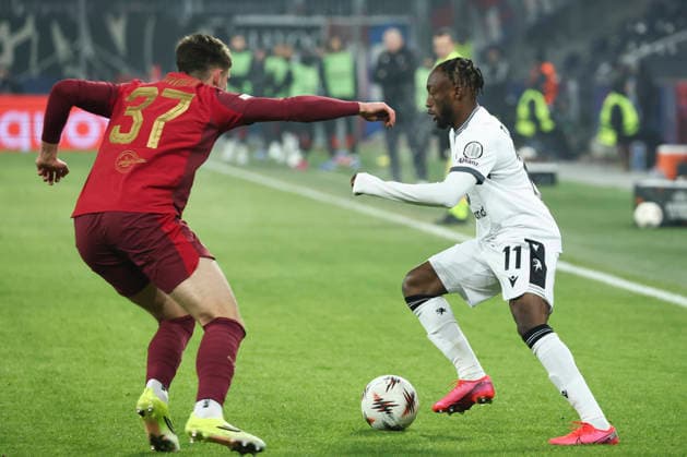 SOCCER - UEFA EL, RBS vs Basel SALZBURG,AUSTRIA,22.JAN.26 - SOCCER - UEFA Europa League, Red Bull Salzburg vs FC Basel. Image shows Tim Trummer (RBS) and Benie Traore (Basel).  GEPAxpictures xDavidxGeieregger