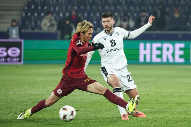 SOCCER - UEFA EL, RBS vs Basel SALZBURG,AUSTRIA,22.JAN.26 - SOCCER - UEFA Europa League, Red Bull Salzburg vs FC Basel. Image shows Sota Kitano (RBS) and Leo Leroy (Basel).  GEPAxpictures xDavidxGeieregger