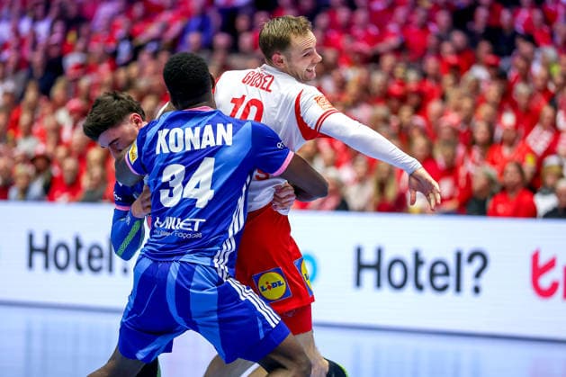 22 01 2026, Handball, Men s EHF EURO 2026, France Denmark, Jyske Bank Boxing in Herning, Denmark, Main Round Karl Konan France 34 in duel against Mathias Gidsel Denmark 19 Denmark