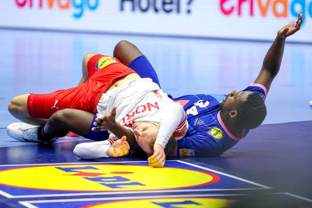22 01 2026, Handball, Men s EHF EURO 2026, France Denmark, Jyske Bank Boxing in Herning, Denmark, Main Round Mathias Gidsel Denmark 19 is pulled to the ground by Karl Konan France 34 Denmark