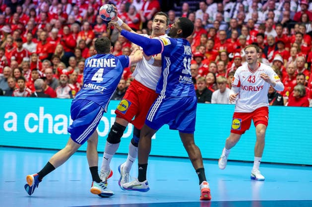 22 01 2026, Handball, Men s EHF EURO 2026, France Denmark, Jyske Bank Boxing in Herning, Denmark, Main Round Rasmus Lauge Schmidt Denmark 11 in a duel against Aymeric Minne France 04 Dika Mem France 10 Denmark
