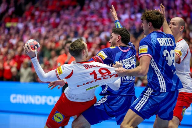 22 01 2026, Handball, Men s EHF EURO 2026, France Denmark, Jyske Bank Boxing in Herning, Denmark, Main Round Mathias Gidsel Denmark 19 in a duel against Ludovic Fabregas France 23 Thibaud Briet France 39 Denmark