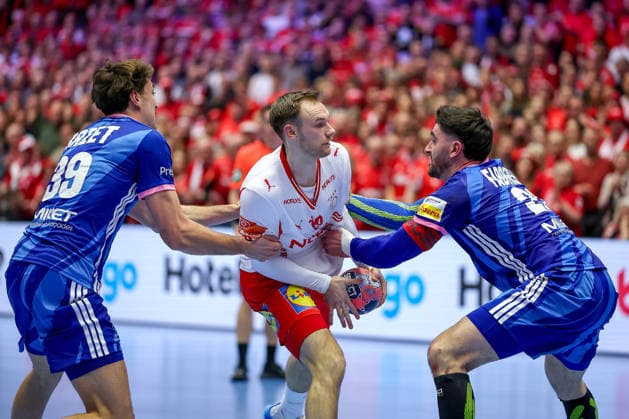 22 01 2026, Handball, Men s EHF EURO 2026, France Denmark, Jyske Bank Boxing in Herning, Denmark, Main Round Mathias Gidsel Denmark 19 in duel against Thibaud Briet France 39 Ludovic Fabregas France 23 Denmark