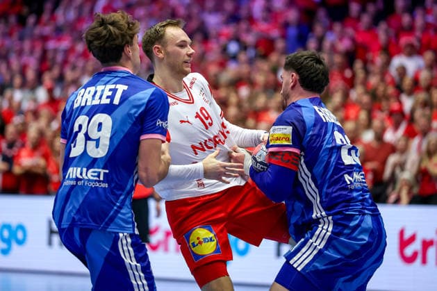 22 01 2026, Handball, Men s EHF EURO 2026, France Denmark, Jyske Bank Boxing in Herning, Denmark, Main Round Mathias Gidsel Denmark 19 in duel against Thibaud Briet France 39 Ludovic Fabregas France 23 Denmark