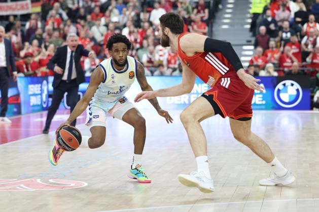 Jean Montero Valencia Basket, 08 with Leon Kratzer FC Bayern Basketball, 08 , GER, FC Bayern Basketball vs Valencia Basket, Basketball, Euroleague, 24 Matchday, Season 2025 2026, 22 01 2026, GER, FC Bayern Basketball vs Valencia Basket, Basketball, Euroleague, 24 Matchday, Season 2025 2026, 22 01 2026 Munich Copyright: xEibner-Pressefoto JennixMaulx EP_JML