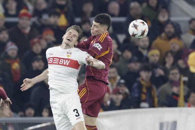 CALCIO - UEFA Europa League - AS Roma vs VfB Stuttgart Stuttgart s Dutch defender Ramon Hendriks challenges for the ball with Roma s Argentinian forward Matias Soule during UEFA Europa League phase match day 7 between AS Roma vs VfB Stuttgart at Olimpico stadium on November 22, 2026 in Rome, Italy. Rome Italy  Copyright: xIPAxSport ABACAx