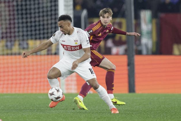 CALCIO - UEFA Europa League - AS Roma vs VfB Stuttgart Stuttgart s Dutch defender Ramon Hendriks challenges for the ball with Roma s Argentinian forward Matias Soule during UEFA Europa League phase match day 7 between AS Roma vs VfB Stuttgart at Olimpico stadium on November 22, 2026 in Rome, Italy. Rome Italy  Copyright: xIPAxSport ABACAx
