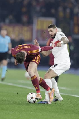 CALCIO - UEFA Europa League - AS Roma vs VfB Stuttgart Stuttgart s German defender Jeff Chabot challenges for the ball with Roma s Irish forward Evan Ferguson during UEFA Europa League phase match day 7 between AS Roma vs VfB Stuttgart at Olimpico stadium on November 22, 2026 in Rome, Italy. Rome Italy  Copyright: xIPAxSport ABACAx
