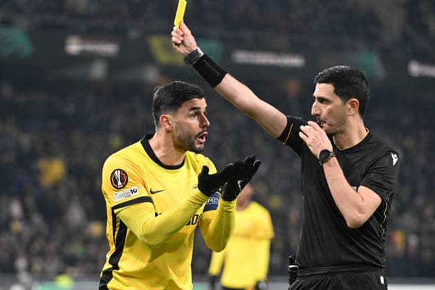 BERN, SWITZERLAND JANUARY 22 Loris Benito of Young Boys l talking with the Referee Aliyar Aghayev during the UEFA Europa League 2025 26 League Phase MD7 match between BSC Young Boys and Olympique Lyonnais at Stadion Wankdorf on January 22, 2026 in Bern, Switzerland Bern Stadion Wankdorf Bern Switzerland Copyright: xJustPictures.ch ManuelxWinterbergerx jp-en-EuSpIm-MWI_6841