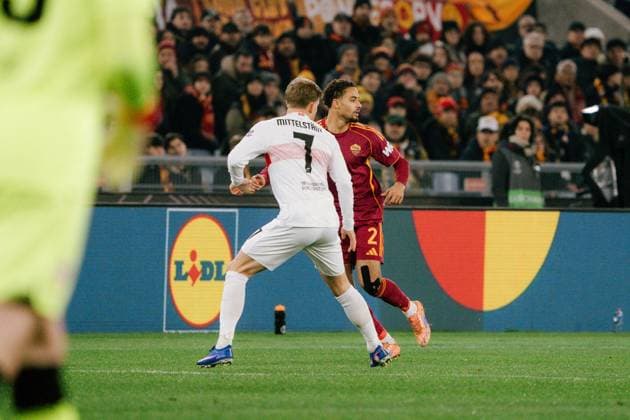 duel Maximilian Mittelstädt VfB Stuttgart, 07 and Devyne Rensch AS ROM, 02 , ITA, AS Roma vs VfB Stuttgart, Football, Europa League, Matchday 7, Season 2025 2026, 22 01 2026, ITA, AS Roma vs VfB Stuttgart, Football, Europa League, Matchday 7, Season 2025 2026, 22 01 2026, Rome Copyright: xEibner-Pressefoto EdwardxCheungx EP_ECG