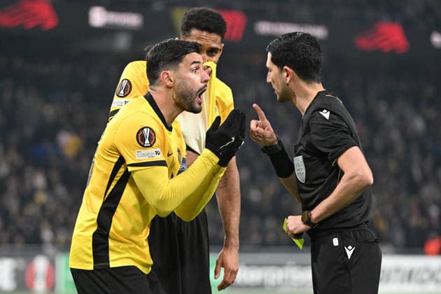 BERN, SWITZERLAND JANUARY 22 Loris Benito of Young Boys l talking with the Referee Aliyar Aghayev during the UEFA Europa League 2025 26 League Phase MD7 match between BSC Young Boys and Olympique Lyonnais at Stadion Wankdorf on January 22, 2026 in Bern, Switzerland Bern Stadion Wankdorf Bern Switzerland Copyright: xJustPictures.ch ManuelxWinterbergerx jp-en-EuSpIm-MWI_6847