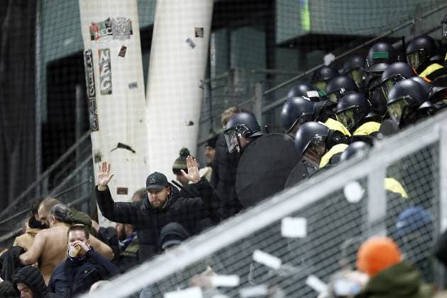 UTRECHT - Police enter the away section with Genk supporters before the UEFA Europa League match between FC Utrecht and KRC Genk at the Galgenwaard Stadium on January 22, 2026, in Utrecht, Netherlands. ROBIN VAN LONKHUIJSEN ANP UEFA Europa League 2025 26 League Phase MD7 2025-2026 xVIxANPxSportx xxANPxIVx 548265293 originalFilename: 548265293.jpg