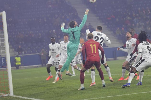 Salzburg, Austria January 22, 2026 Europa League 2025 2026 RB Salzburg vs FC Basel In the picture Goalkeeper Marwin Hitz FCB saves Red Bull Arena Copyright: xFotostandx xWassmuth,xJUERGENxWASSMUTHx