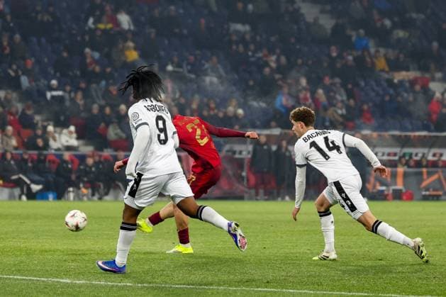 Kerim Alajbegovic 27 FC Red Bull Salzburg scores the 2-0 with a spectacular shot, Jeremy Nosakhare Agbonifo 9 FC Basel 1893 and Andrej Bacanin 14 FC Basel 1893 ü, FC Salzburg vs FC Basel 1893, Football, Men, UEFA Europa League, Season 2025 2026, League phase, Matchday 7, 22 01 2026 Wals Siezenheim Salzburg Austria Copyright: xkolbert-press MartinxAgüerax