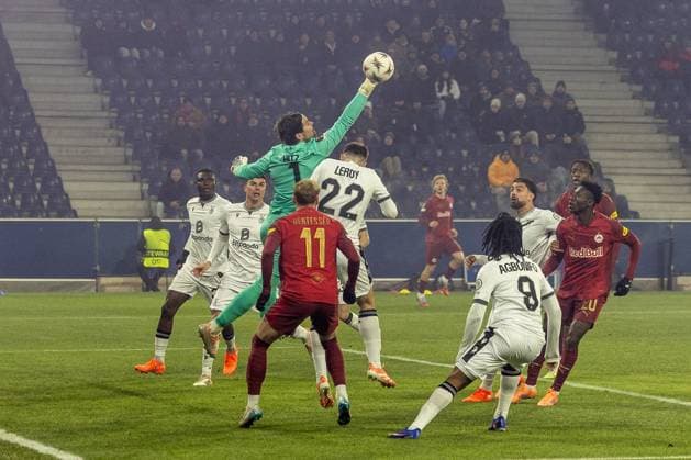 Marwin Hitz 1 FC Basel 1893 with a save, Action, FC Salzburg vs FC Basel 1893, Football, Men, UEFA Europa League, Season 2025 2026, League phase, Matchday 7, 22 01 2026 Wals Siezenheim Salzburg Austria Copyright: xkolbert-press MartinxAgüerax