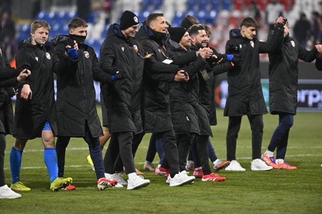 FC Viktoria Plzen players thank the spectators after the European League of 7th round match Viktoria Plzen vs FC Porto, Pilsen, Czech Republic, January 22, 2026. (CTKxPhoto MiroslavxChaloupka) CTKPhotoP2026012210527  CTKPhotoP2026012210527