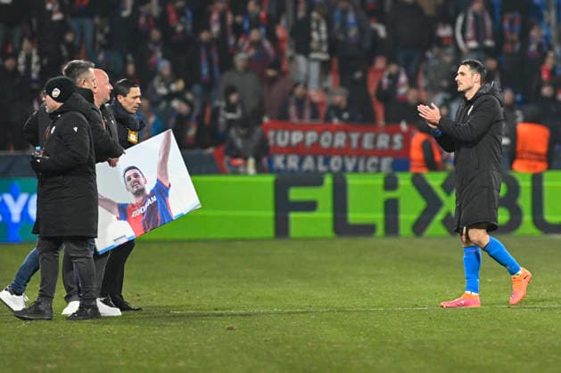 Milan Havel of Plzen says goodbye to the fans after the European League of 7th round match Viktoria Plzen vs FC Porto, Pilsen, Czech Republic, January 22, 2026. (CTKxPhoto MiroslavxChaloupka) CTKPhotoP2026012210672  CTKPhotoP2026012210672