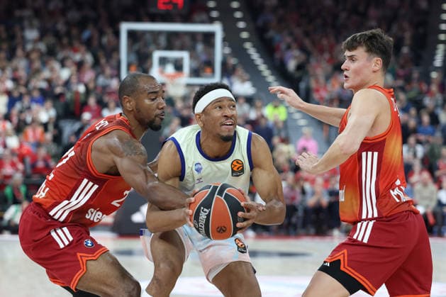 Kameron Taylor Valencia Basket, 01 with Isiaha Mike FC Bayern Basketball, 22 and Nenad Dimitrijevic FC Bayern Basketball, 00 , GER, FC Bayern Basketball vs Valencia Basket, Basketball, Euroleague, Matchday 24, Season 2025 2026, 22 01 2026, GER, FC Bayern Basketball vs Valencia Basket, Basketball, Euroleague, Matchday 24, Season 2025 2026, 22 01 2026 Munich Copyright: xEibner-Pressefoto JennixMaulx EP_JML