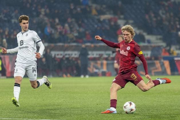 Frans Kraetzig 13 FC Red Bull Salzburg with an action, with Andrej Bacanin 14 FC Basel 1893 , FC Salzburg vs FC Basel 1893, Soccer, Men, UEFA Europa League, Season 2025 2026, League phase, Matchday 7, 22 01 2026 Wals Siezenheim Salzburg Austria Copyright: xkolbert-press MartinxAgüerax