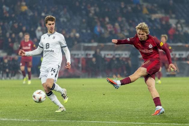 Frans Kraetzig 13 FC Red Bull Salzburg with an action, with Andrej Bacanin 14 FC Basel 1893 , FC Salzburg vs FC Basel 1893, Soccer, Men, UEFA Europa League, Season 2025 2026, League phase, Matchday 7, 22 01 2026 Wals Siezenheim Salzburg Austria Copyright: xkolbert-press MartinxAgüerax