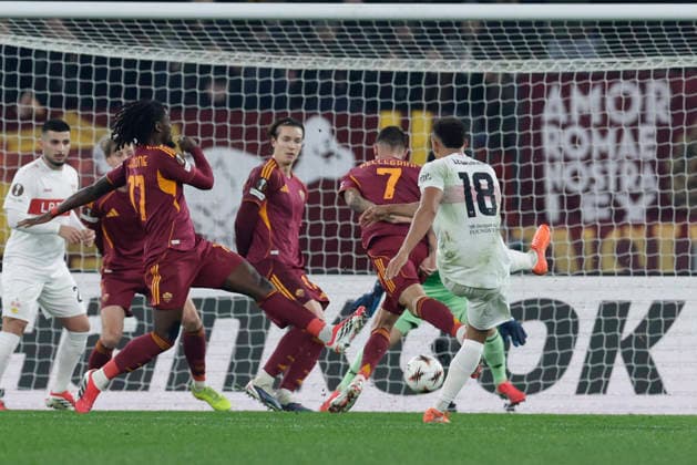 UEFA Europa League phase match day 7 AS Roma vs VfB Stuttgart Stuttgart s German forward Jamie Leweling controls the ball during UEFA Europa League phase match day 7 between AS Roma vs VfB Stuttgart at Olimpico stadium on November 22, 2026 in Rome, Italy. _BPH9971 Copyright: xAntonioxBalascox